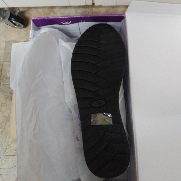 New WOMEN'S RHINESTONE STUDDED FASHION SNEAKER - Picture 8 of 8